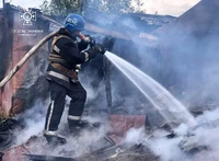 На Сумщині рятувальники приборкали масштабні пожежі, що спричинив масований ворожий обстріл нанесений по житловому сектору