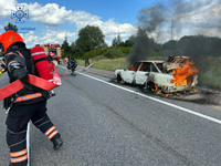 Львівський район: вогонь знищив автомобіль