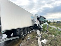 Поліція Полтавщини встановлює обставини ДТП, в якій травмований водій вантажівки