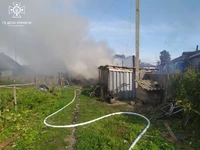 Шосткинський район: вогнеборці приборкали масштабне загоряння в житловому секторі, яке спричинив ворожий обстріл