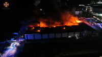 У Тернополі рятувальники гасять масштабну пожежу на підприємстві