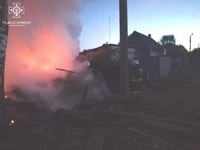 Шосткинський район: рятувальники приборкували пожежу в житловому секторі, яку спричинив ворожий удар