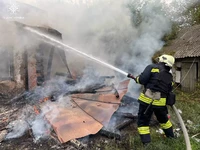 Шосткинський район: рятувальники разом з місцевими вогнеборцями приборкали пожежу житлового будинку