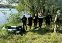 (ВІДЕО) На Вінниччині затримали п’ятьох чоловіків та іноземця, який забезпечував їхнє переправлення через кордон