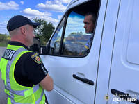 На автодорогах Житомирщини поліцейські роз’яснюють водіям про переваги Європротоколу у разі ДТП