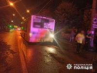 За минулу добу на Буковині сталося дві дорожньо-транспортні пригоди з травмованими: слідчі поліції встановлюють обставини та причини подій