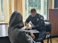 Чернігівські поліцейські затримали підозрюваного у пограбуванні малолітньої дівчинки