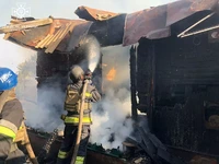 Шосткинський район: рятувальники приборкували масштабні загоряння в житловому секторі, які спричинили ворожі удари