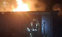 Конотопський район: приборкуючи пожежу гаражу, вогнеборці врятували легковий автомобіль