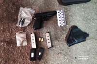 Зберігав у гаражі зброю та наркотики: у жителя Хмільницького району поліцейські вилучили заборонені речі