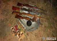 Один назбирав арсенал, а другий його обікрав: на Житомирщині поліція викрила двох чоловіків у незаконному поводженні зі зброєю