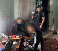33 згортки фольги: поліцейські охорони Закарпаття затримали чоловіків з речовиною, схожою на наркотики