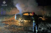 М. Дніпро: вогнеборці загасили палаючий автомобіль