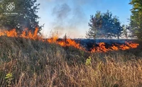 Вогнеборці продовжують ліквідовувати пожежі сухостою