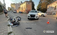У Чернівцях поліцейські встановлюють обставини ДТП з потерпілим мотоциклістом