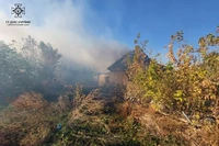 Криворізький район: бійці ДСНС загасили палаючий будинок