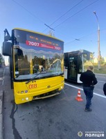 У Хмельницькому поліцейські встановлюють обставини ДТП за участі тролейбуса, в якій травмувався 57-річний пішохід
