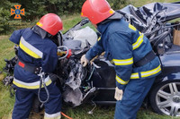 Рятувальники провели аварійно-рятувальні роботи під час ДТП
