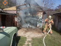 Вогнеборці ліквідували пожежу гаражу у місті Коломия та врятували від вогню поруч розташовані будівлі