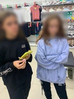 На Охтирщині правоохоронці повідомили про підозру двом дівчатам за вчинення крадіжки з магазину