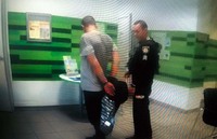У Житомирі поліція охорони затримала у банківському відділенні чоловіка з наркотиками