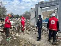 На місці російського теракту у с. Гроза Куп’янського району працюють слідчі, рятувальники та кінологи Червоного Хреста