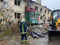 Харківський район: рятувальники допомагають ліквідовувати наслідки ракетного удару
