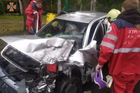 М. Кам’янське: рятувальники деблокували травмованого водія з пошкодженого легковика