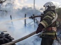 Шосткинський район: приборкуючи загоряння господарчої споруди, вогнеборці врятували житловий будинок