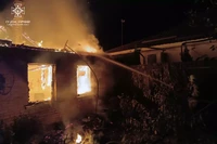 М. Нікополь: бійці ДСНС загасили палаючий будинок