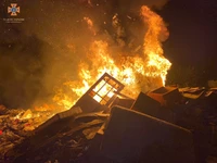 Ужгородські рятувальники ліквідували пожежу в дерев’яній надвірній споруді