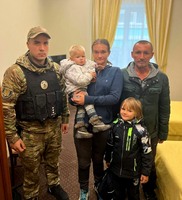 В Херсоні з найбільш обстрілюваного приміського селища поліція та волонтери евакуювали родину з двома дітками