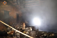 Дніпровський район: надзвичайники ліквідували загорання будівлі на території приватного домоволодіння