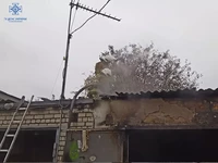 М. Конотоп: приборкуючи пожежу, вогнеборці врятували 2 гаражі та автомобіль