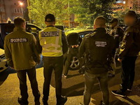 (ВІДЕО) У Чернівцях прикордонники вкотре затримали організаторів незаконного переправлення осіб через державний кордон