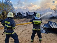 Коростенський район: вогнеборці ліквідували пожежу в приватному металевому ангарі