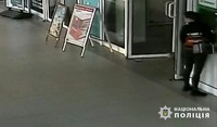 Вінницькі правоохоронці встановили зловмисницю, причетну до крадіжки грошей з банківської картки у торговому центрі