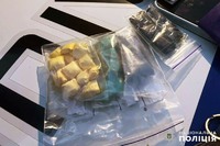 У Хмельницькому поліцейські затримали 26-річну зловмисницю, яка розповсюджувала амфетамін методом «закладок»