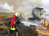 Дрогобицький район: професійні вогнеборці спільно з працівниками місцевої пожежної команди ліквідували пожежу в тракторі