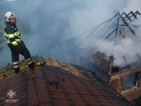 Мукачівські рятувальники ліквідували пожежу в будинку