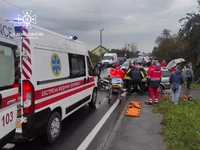 Яворівський район: внаслідок ДТП рятувальники вивільняли затиснуту в автомобілі жінку