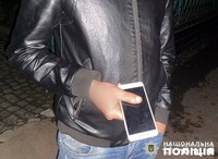 Зайшов у гості, а вийшов з чужим мобільним телефоном: коростишівські оперативники викрили жителя громади у крадіжці