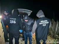 До Молдови за 4 500 доларів США: у Чернівцях Нацполіція ліквідувала схему нелегального переправлення чоловіків за кордон