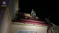 В Хусті рятувальники врятували людину з палаючого будинку та запобігли поширенню вогню на прилеглі оселі