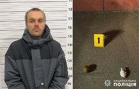 У Хмельницькому поліцейські виявили чоловіка, який розгулював містом з гранатою
