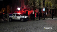 У Чернівцях поліцейські оперативно затримали чоловіка, який дістав гранату в барі