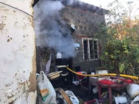 Виноградівські рятувальники ліквідували пожежу в надвірній споруді