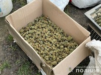 Збували наркотики на території Дніпропетровської та Кіровоградської області: в ході поліцейської спецоперації у наркоділків вилучено понад 100 кг марихуани