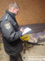 Чернігівські поліцейські вилучили у домашнього кривдника  автомат, патрони та наркотики