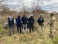 (ВІДЕО) На Буковині прикордонники викрили канал незаконного переправлення осіб за кордон